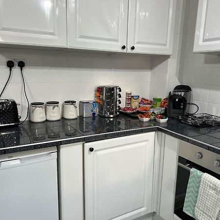 Tudor House - 6 Guests -Off Street Parking -Quiet Location - Secure Garden Wigan Luaran gambar