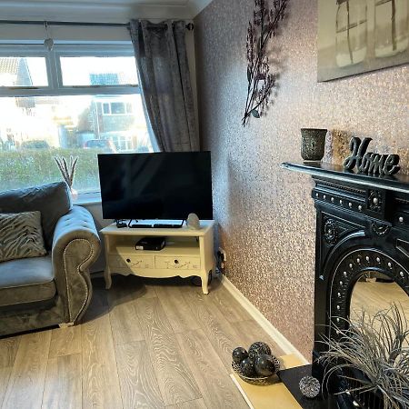 Tudor House - 6 Guests -Off Street Parking -Quiet Location - Secure Garden Wigan Luaran gambar
