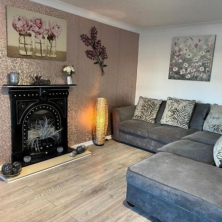 Tudor House - 6 Guests -Off Street Parking -Quiet Location - Secure Garden Wigan Luaran gambar