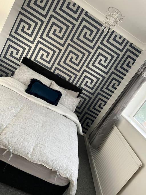 Tudor House - 6 Guests -Off Street Parking -Quiet Location - Secure Garden Wigan Luaran gambar