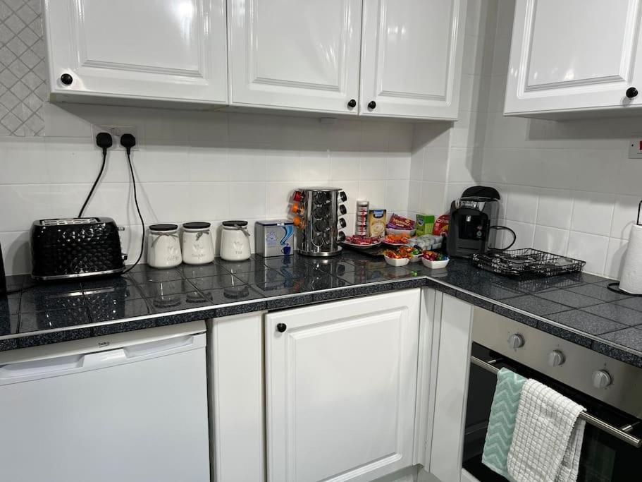 Tudor House - 6 Guests -Off Street Parking -Quiet Location - Secure Garden Wigan Luaran gambar