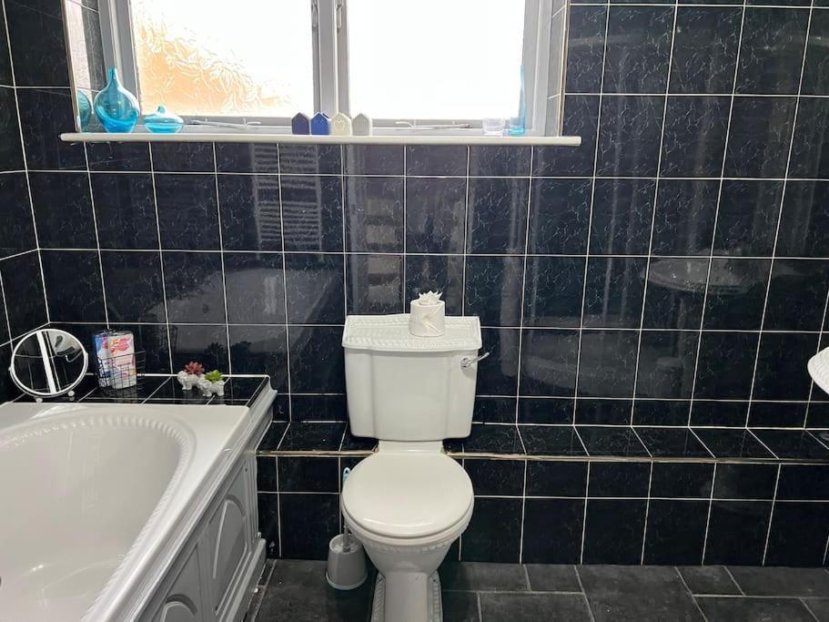 Tudor House - 6 Guests -Off Street Parking -Quiet Location - Secure Garden Wigan Luaran gambar