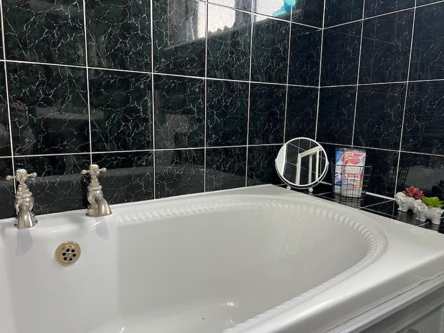 Tudor House - 6 Guests -Off Street Parking -Quiet Location - Secure Garden Wigan Luaran gambar