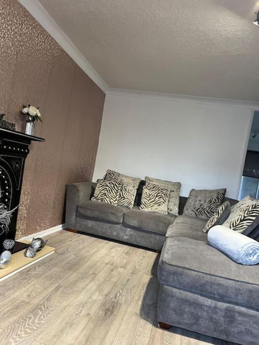Tudor House - 6 Guests -Off Street Parking -Quiet Location - Secure Garden Wigan Luaran gambar