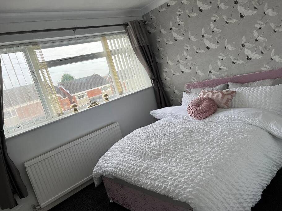 Tudor House - 6 Guests -Off Street Parking -Quiet Location - Secure Garden Wigan Luaran gambar