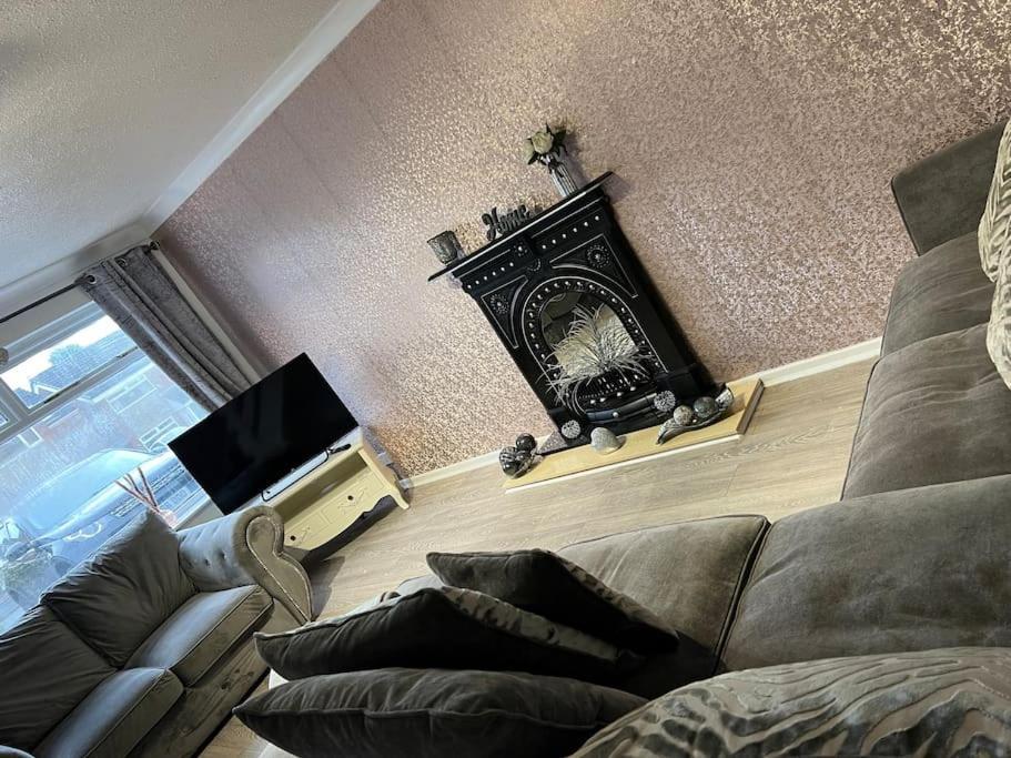 Tudor House - 6 Guests -Off Street Parking -Quiet Location - Secure Garden Wigan Luaran gambar