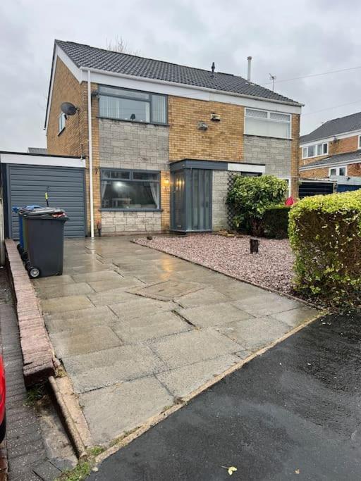 Tudor House - 6 Guests -Off Street Parking -Quiet Location - Secure Garden Wigan Luaran gambar