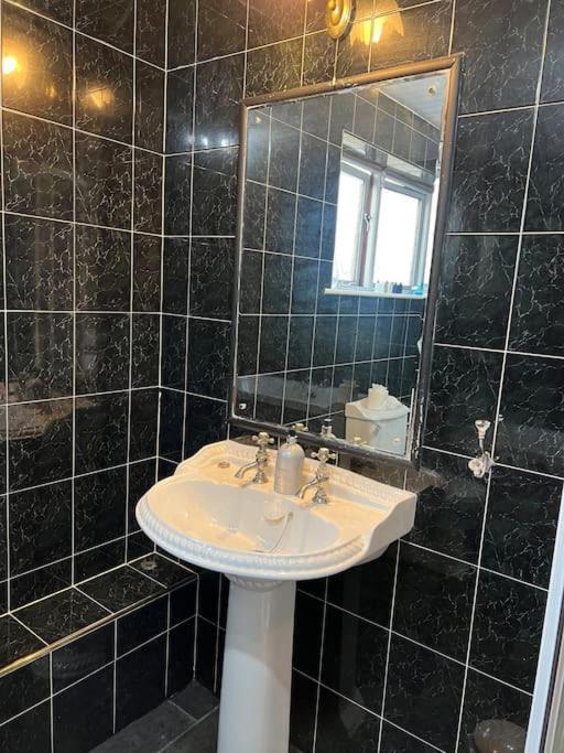 Tudor House - 6 Guests -Off Street Parking -Quiet Location - Secure Garden Wigan Luaran gambar