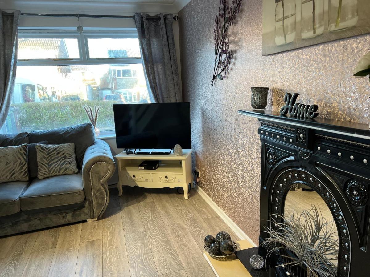 Tudor House - 6 Guests -Off Street Parking -Quiet Location - Secure Garden Wigan Luaran gambar