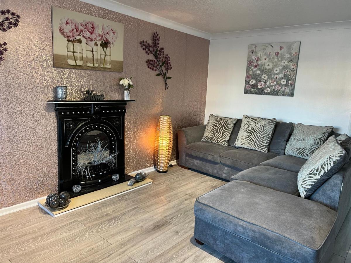 Tudor House - 6 Guests -Off Street Parking -Quiet Location - Secure Garden Wigan Luaran gambar